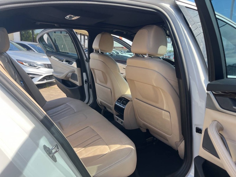 BMW 5 Series Vehicle Image 15