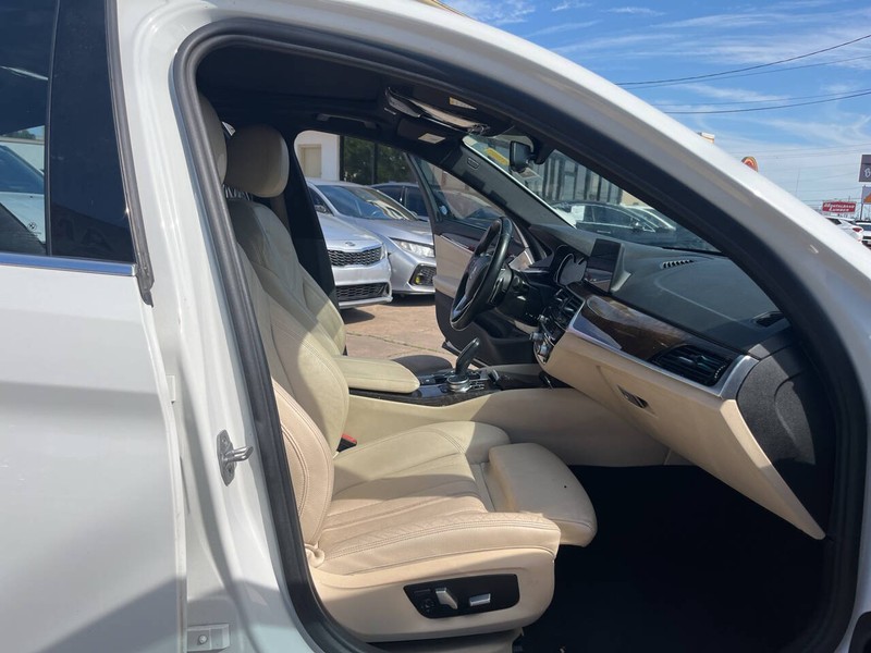 BMW 5 Series Vehicle Image 18