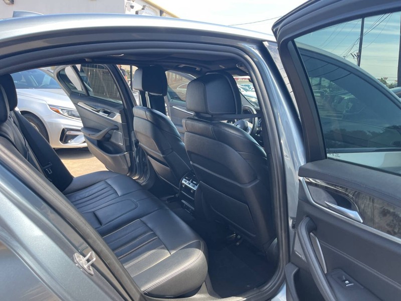 BMW 5 Series Vehicle Image 16