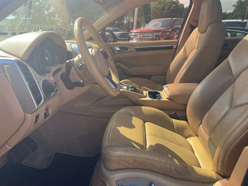 Porsche Cayenne Vehicle Image 10
