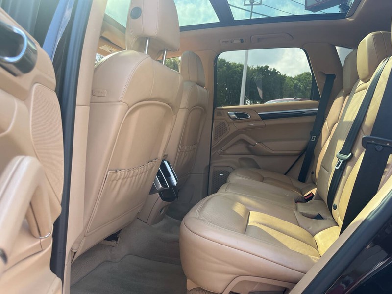 Porsche Cayenne Vehicle Image 13