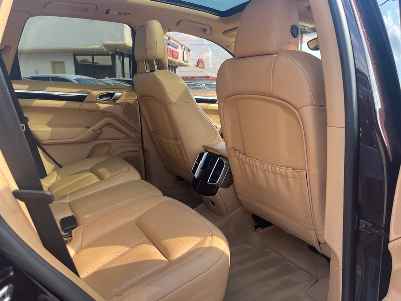 Porsche Cayenne Vehicle Image 14