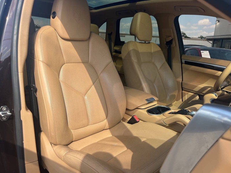 Porsche Cayenne Vehicle Image 15