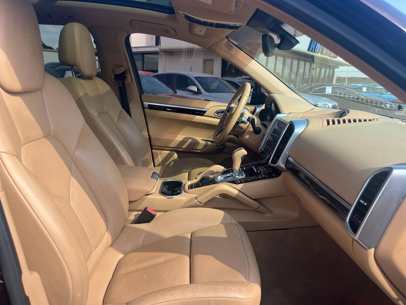 Porsche Cayenne Vehicle Image 16
