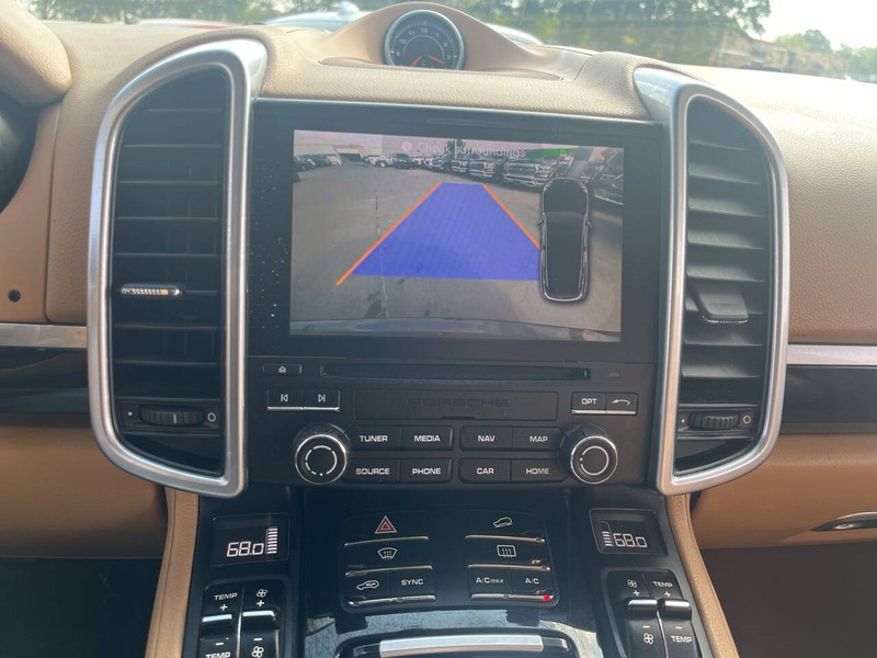 Porsche Cayenne Vehicle Image 17