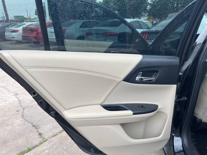 Honda Accord Sedan Vehicle Image 14