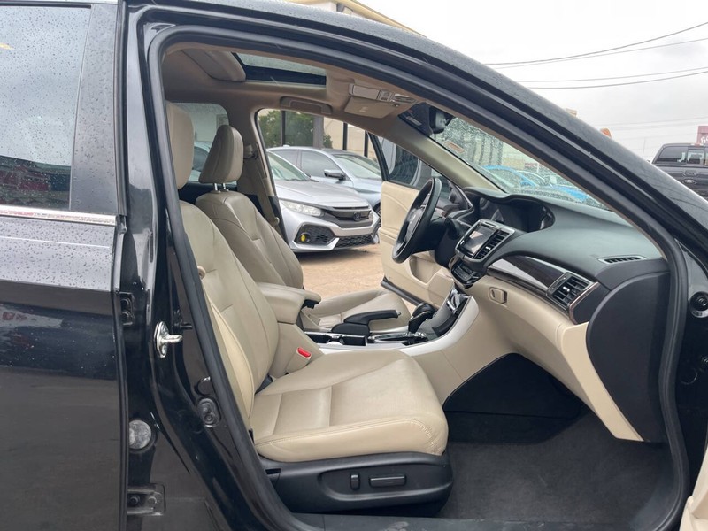 Honda Accord Sedan Vehicle Image 17