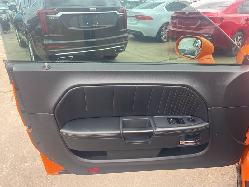 Dodge Challenger Vehicle Image 04
