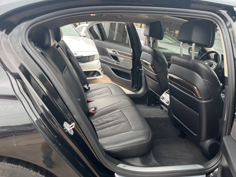 BMW 7 Series Vehicle Image 24