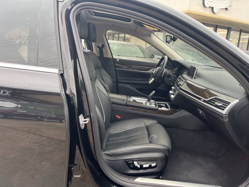 BMW 7 Series Vehicle Image 25