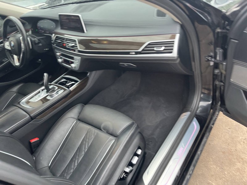 BMW 7 Series Vehicle Image 26