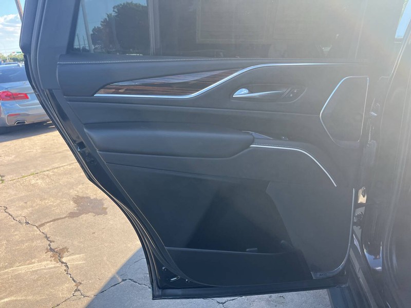 Cadillac Escalade Vehicle Image 17