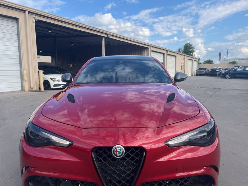 Alfa Romeo Giulia Quadrifoglio Vehicle Image 02
