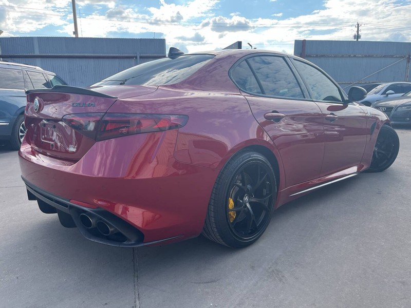 Alfa Romeo Giulia Quadrifoglio Vehicle Image 03