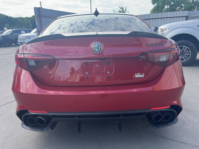 Alfa Romeo Giulia Quadrifoglio Vehicle Image 04
