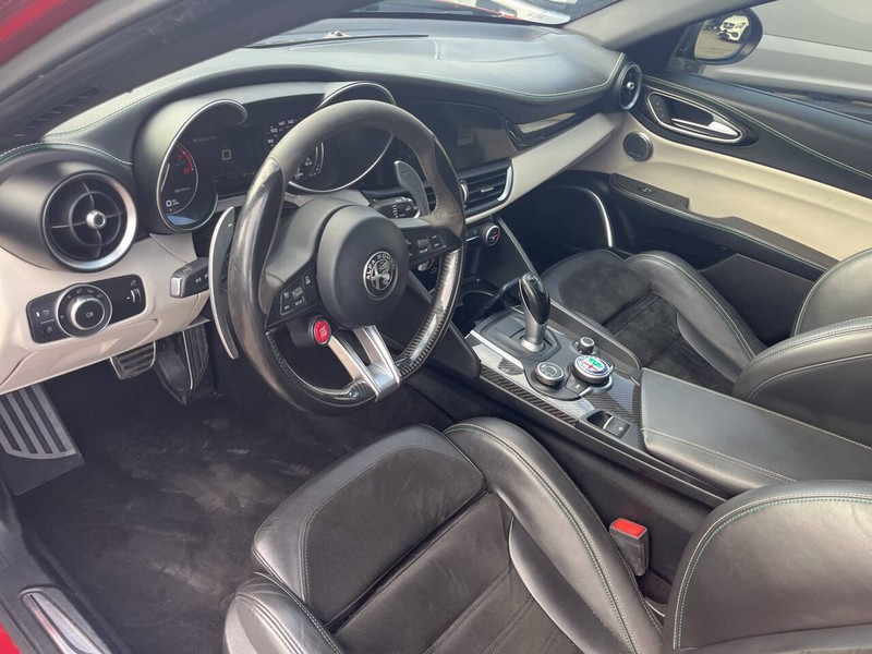 Alfa Romeo Giulia Quadrifoglio Vehicle Image 09