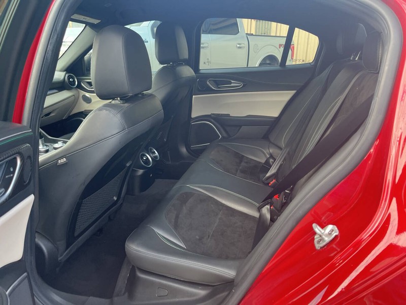 Alfa Romeo Giulia Quadrifoglio Vehicle Image 17