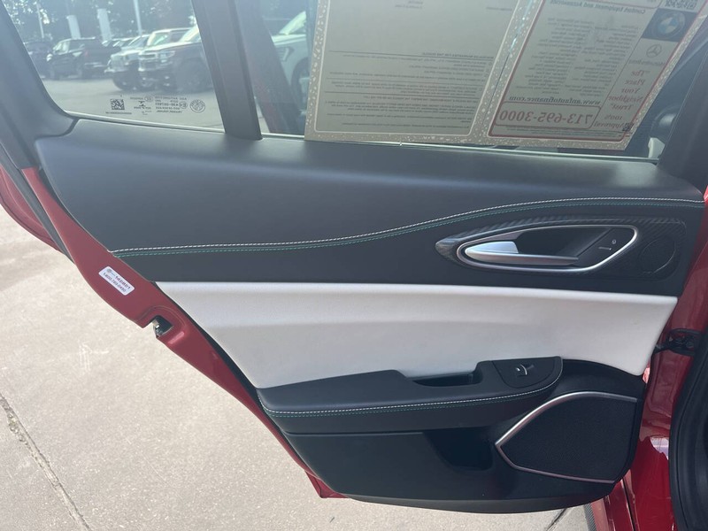 Alfa Romeo Giulia Quadrifoglio Vehicle Image 18