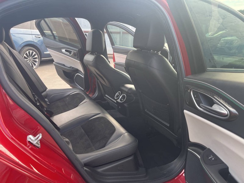 Alfa Romeo Giulia Quadrifoglio Vehicle Image 19