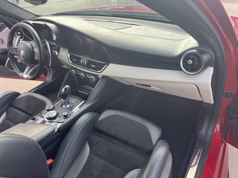 Alfa Romeo Giulia Quadrifoglio Vehicle Image 21