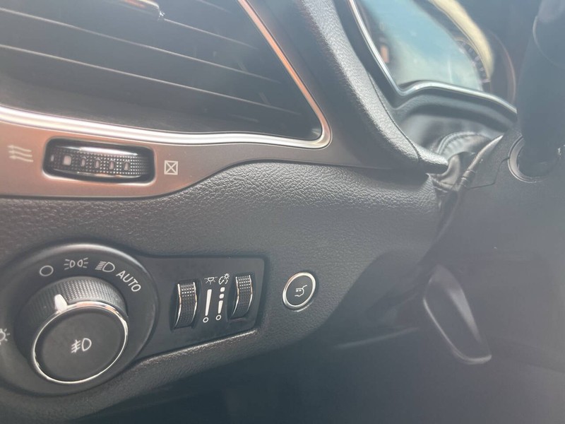 Jeep Cherokee Vehicle Image 08
