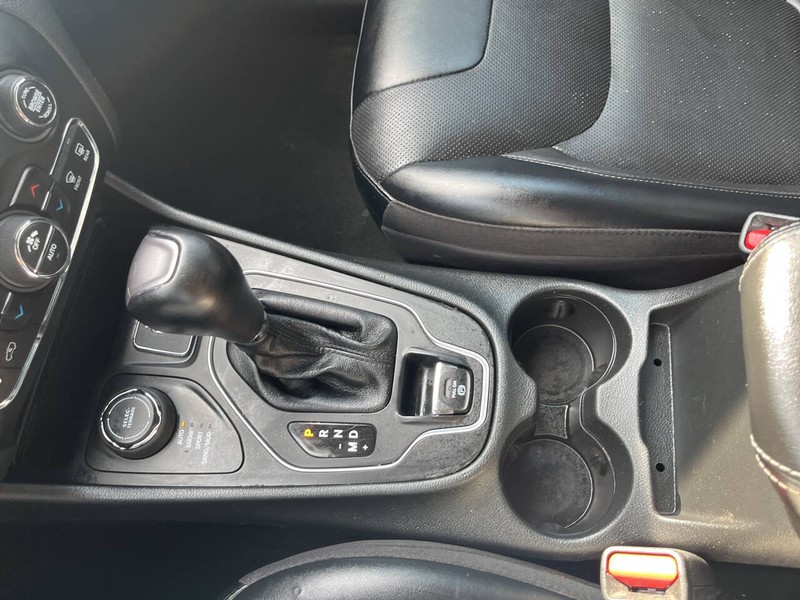 Jeep Cherokee Vehicle Image 11