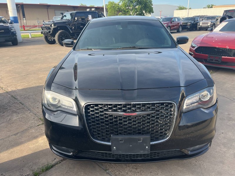 Chrysler 300 Vehicle Image 02