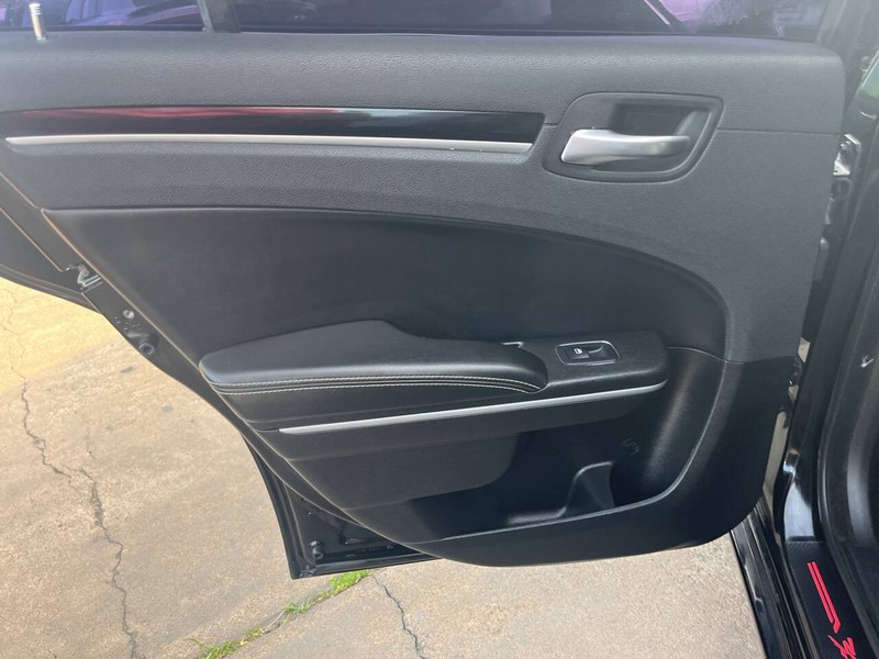 Chrysler 300 Vehicle Image 15