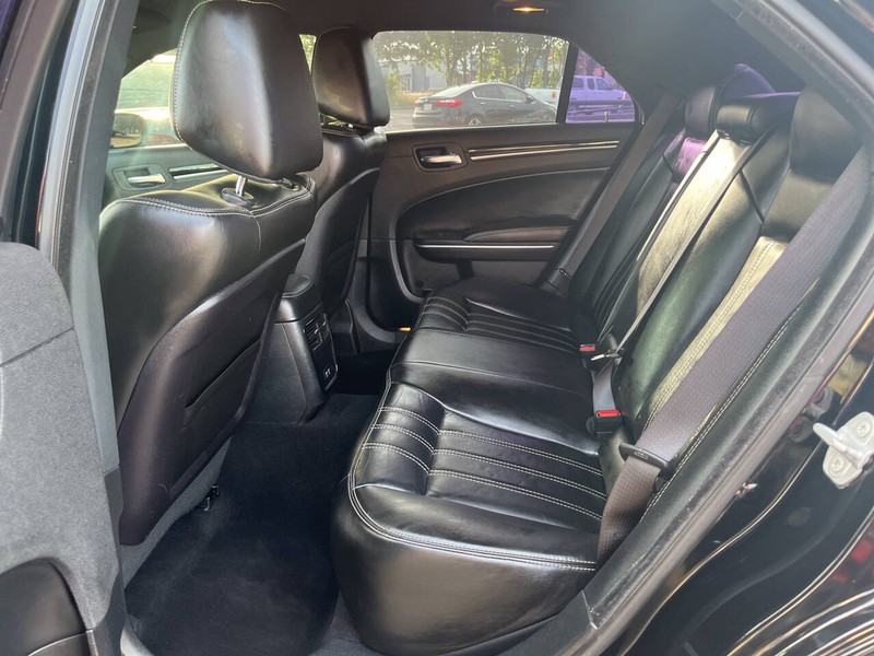 Chrysler 300 Vehicle Image 16
