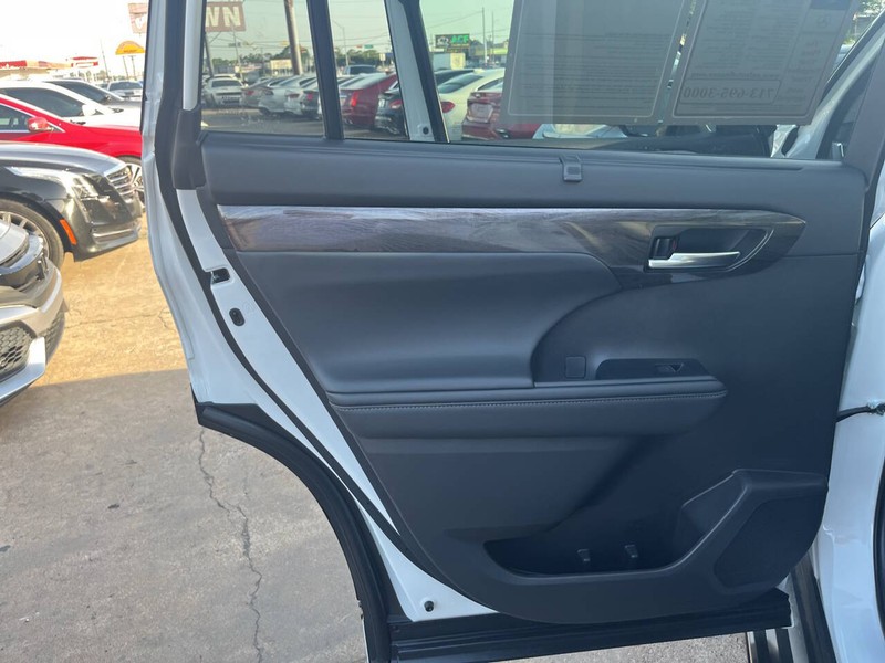Toyota Highlander Vehicle Image 13
