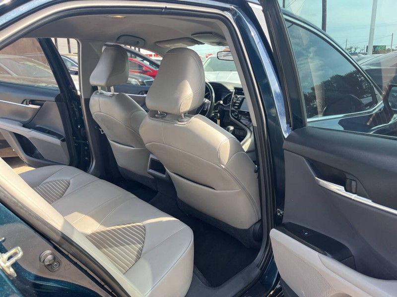 Toyota Camry Vehicle Image 21