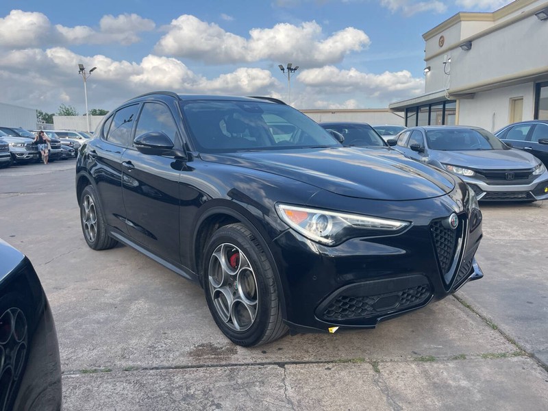 Alfa Romeo Stelvio Vehicle Image 02