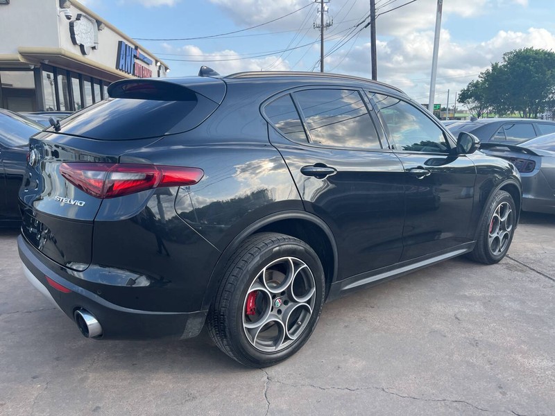Alfa Romeo Stelvio Vehicle Image 03