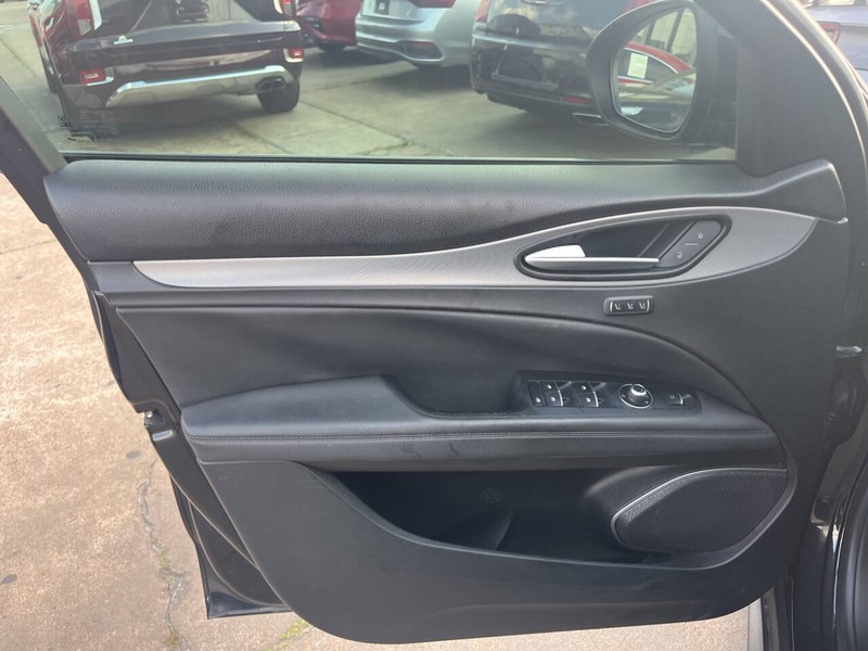 Alfa Romeo Stelvio Vehicle Image 05
