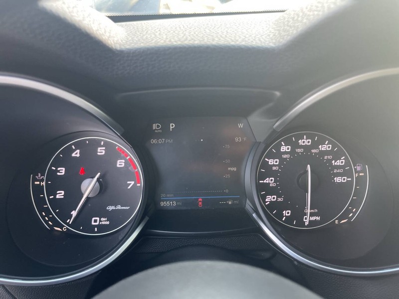 Alfa Romeo Stelvio Vehicle Image 08