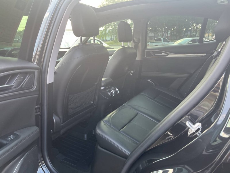 Alfa Romeo Stelvio Vehicle Image 14