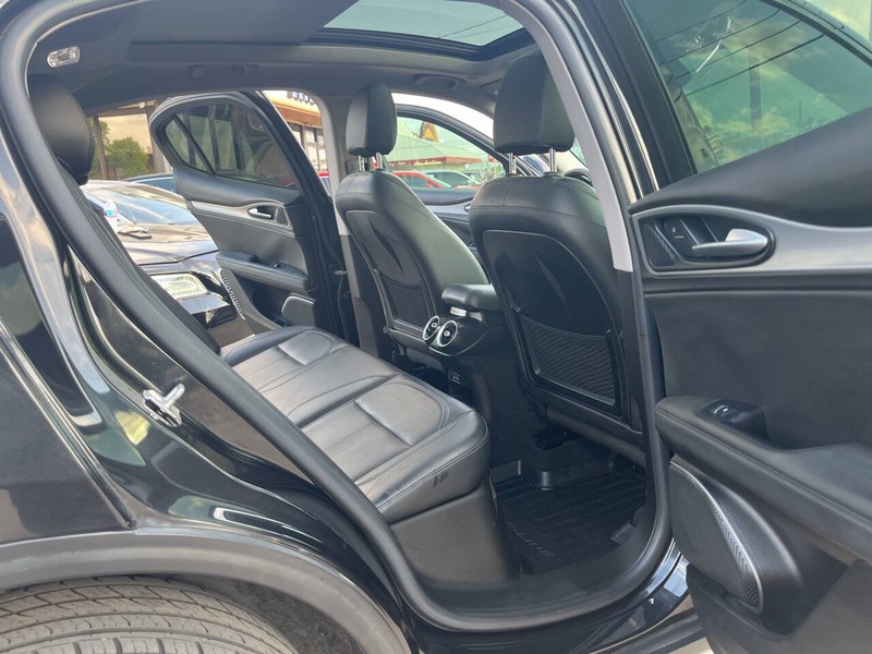 Alfa Romeo Stelvio Vehicle Image 18