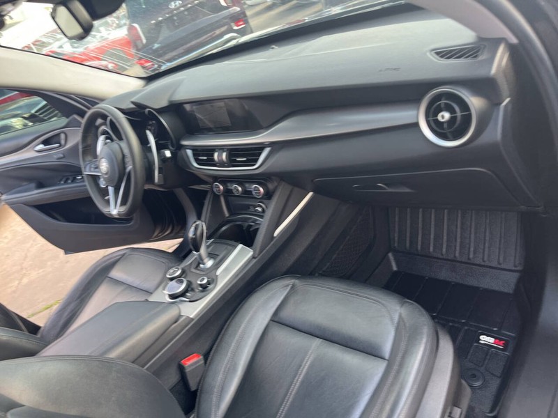 Alfa Romeo Stelvio Vehicle Image 21