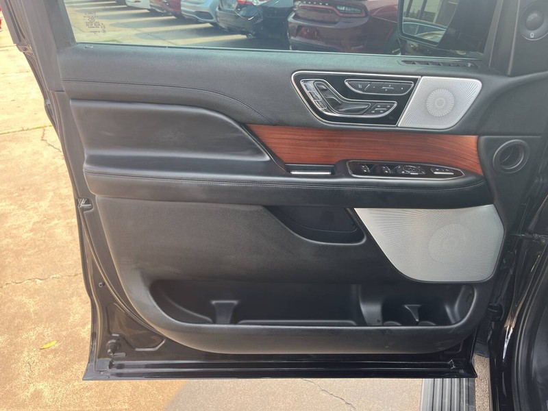 Lincoln Navigator Vehicle Image 07