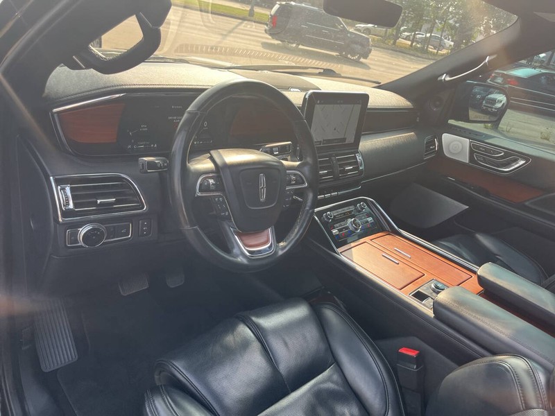 Lincoln Navigator Vehicle Image 09