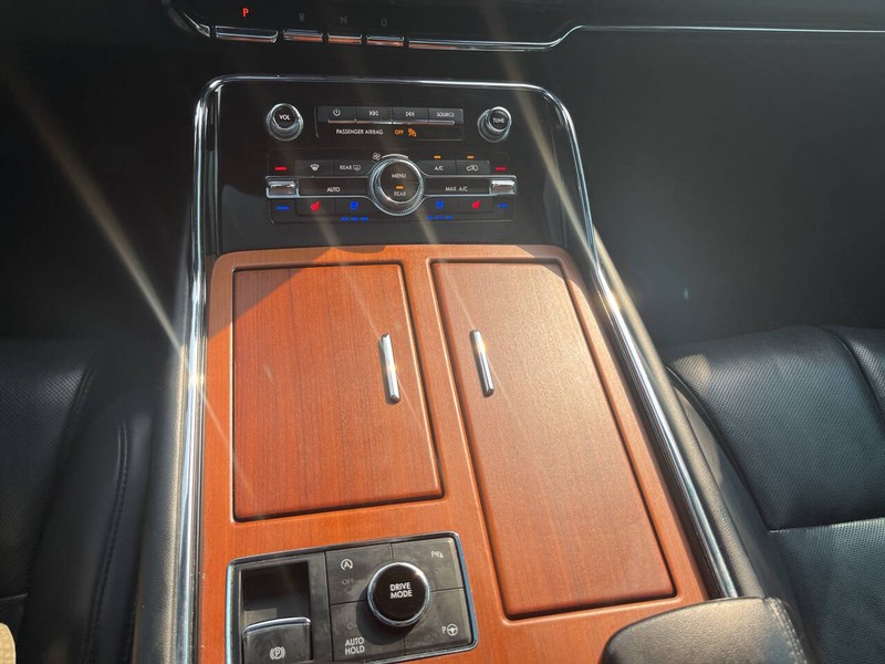 Lincoln Navigator Vehicle Image 14