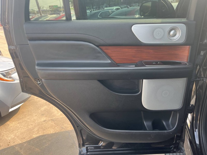 Lincoln Navigator Vehicle Image 18