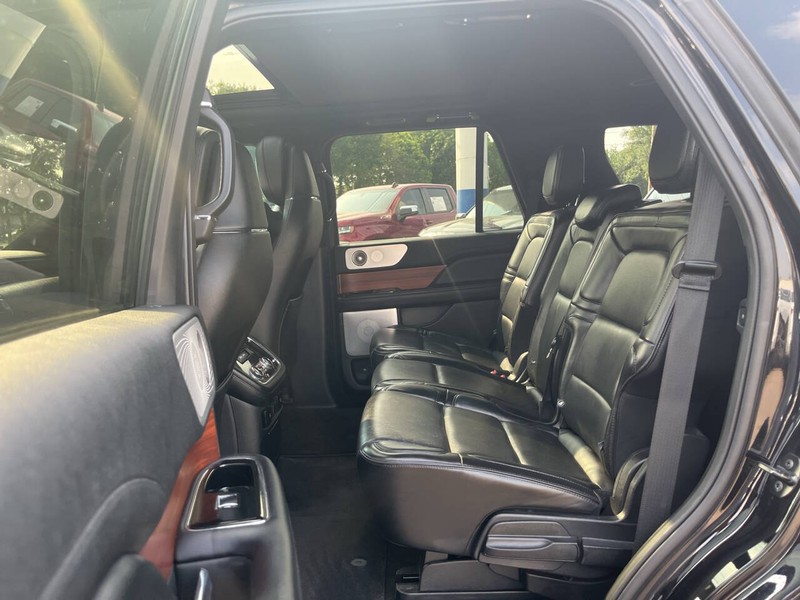 Lincoln Navigator Vehicle Image 19