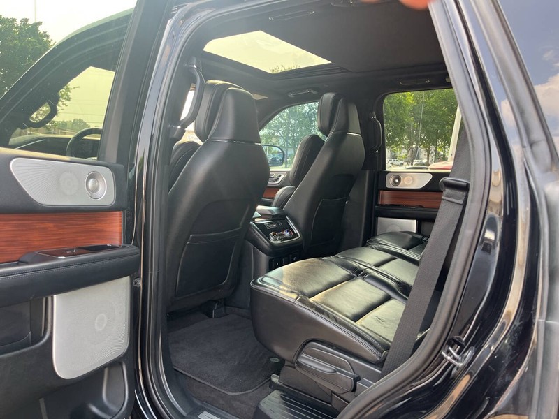 Lincoln Navigator Vehicle Image 20