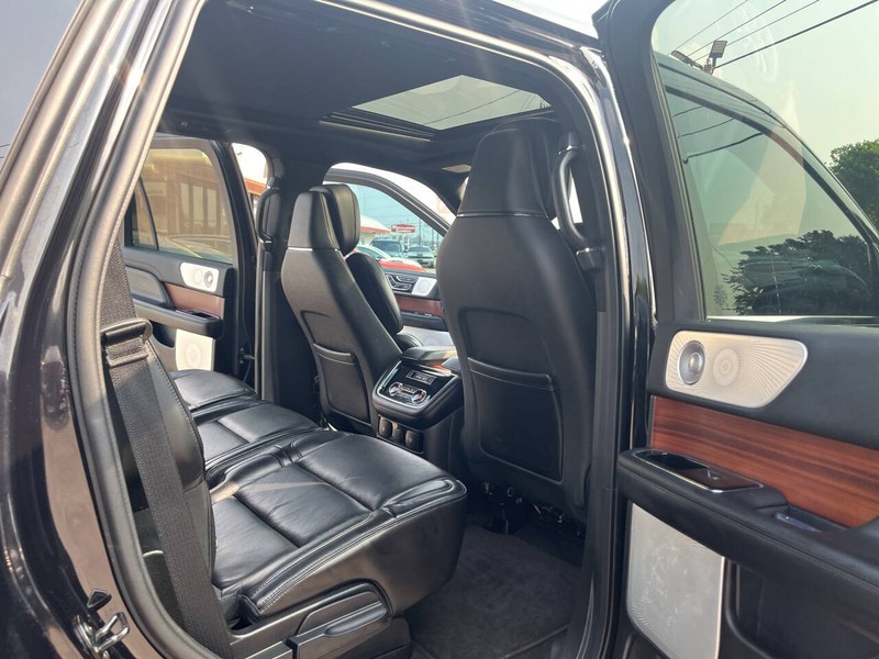 Lincoln Navigator Vehicle Image 24
