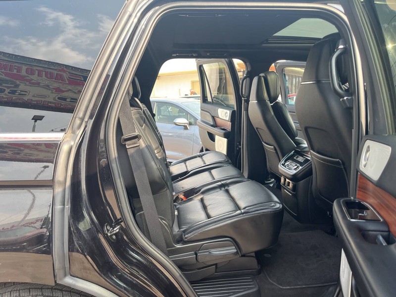 Lincoln Navigator Vehicle Image 25