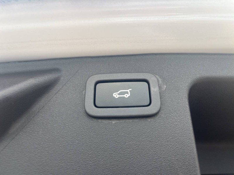 Land Rover Discovery Sport Vehicle Image 18