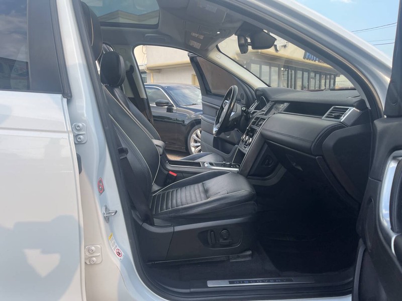 Land Rover Discovery Sport Vehicle Image 21