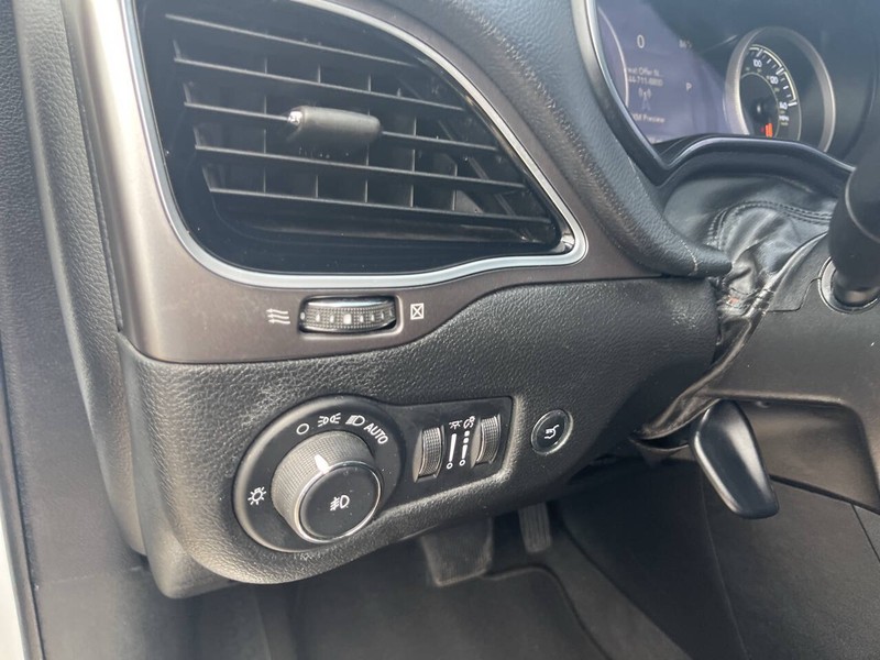 Jeep Cherokee Vehicle Image 09