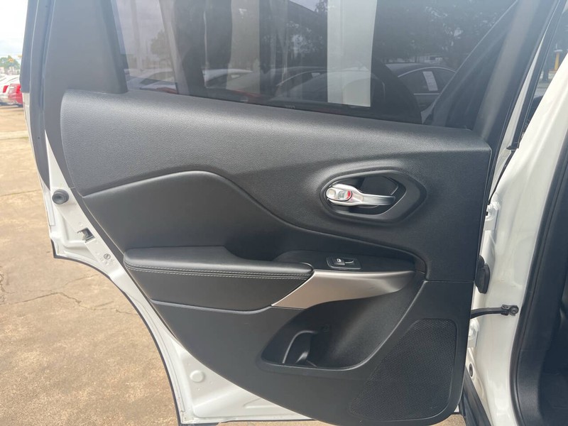 Jeep Cherokee Vehicle Image 14